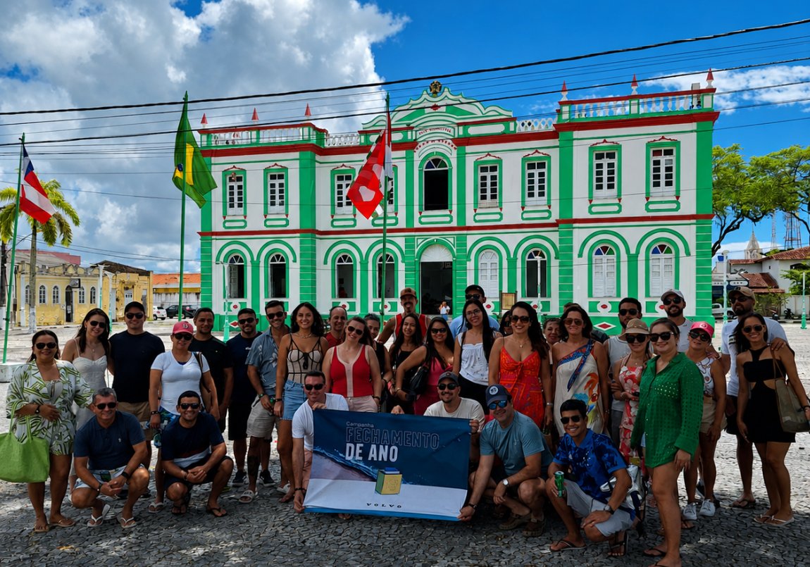 Grupo corporativo em frente à Câmara Municipal de Canavieiras