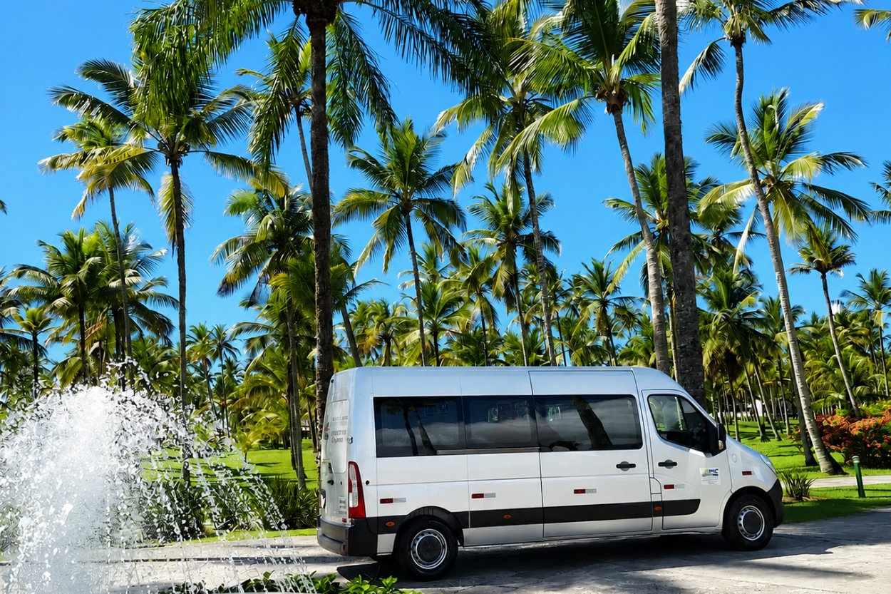 Van da EVC Turismo entre os coqueiros de Comandatuba, pronta para receber os hóspedes